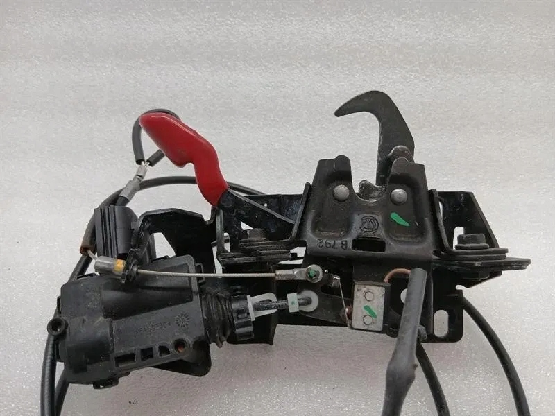 Ferrari f8 f142mfl замок капот 83679100 замок капот Київ