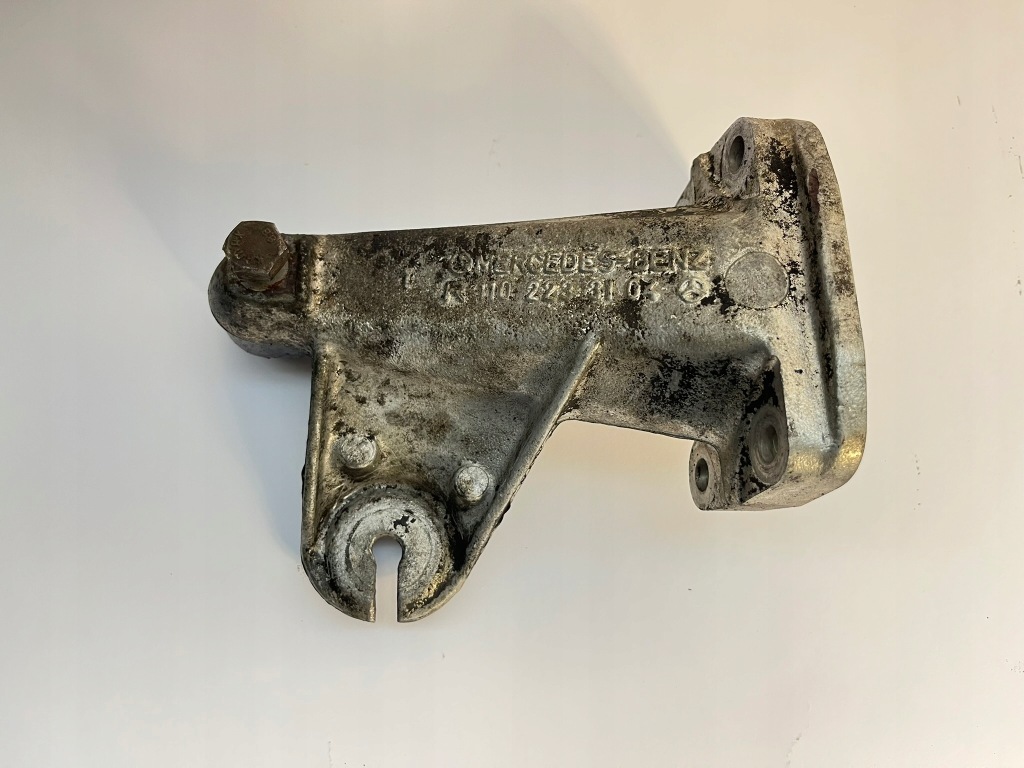 Купити Кронштейн двигуна mercedes w123 w116 w126 r107 280 m110 1102233104