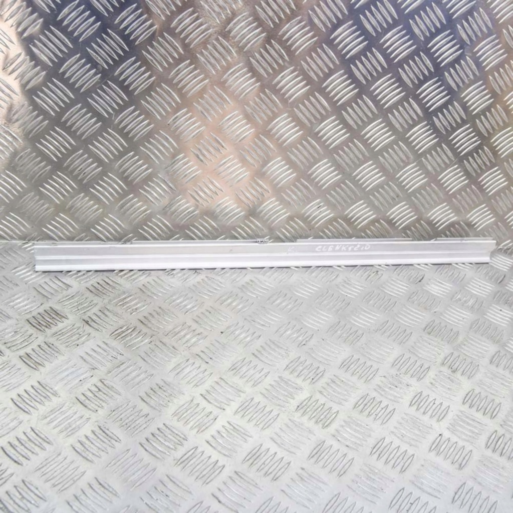 фото №1, Jaguar xk - xkr 2008 направляющая накладки порога