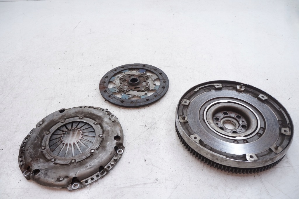 фото №1, Volvo s40 ii двухмассовый маховик колесо двухмассовый маховик комплект оригинальный номер 3m516477eb