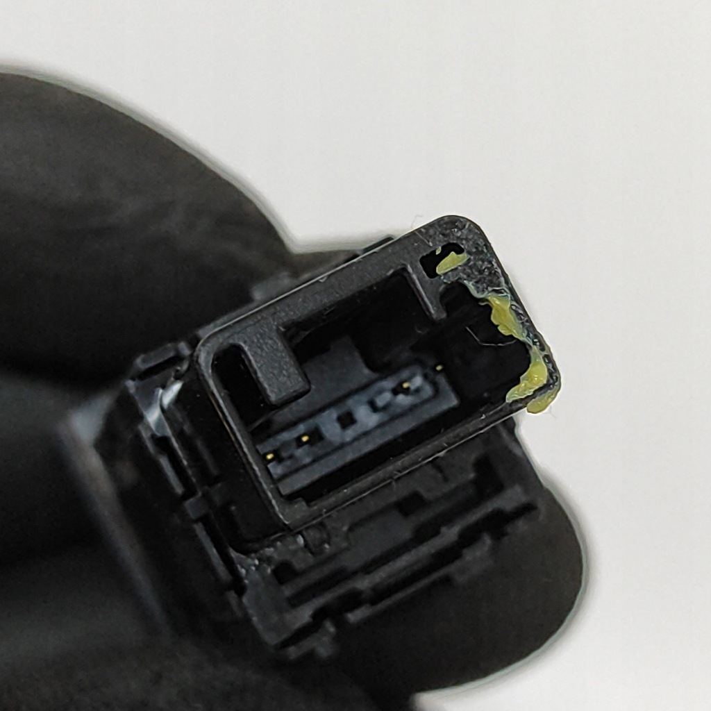 фото №7, Lexus rx 450h 2023 кнопка открывания крышки багажника