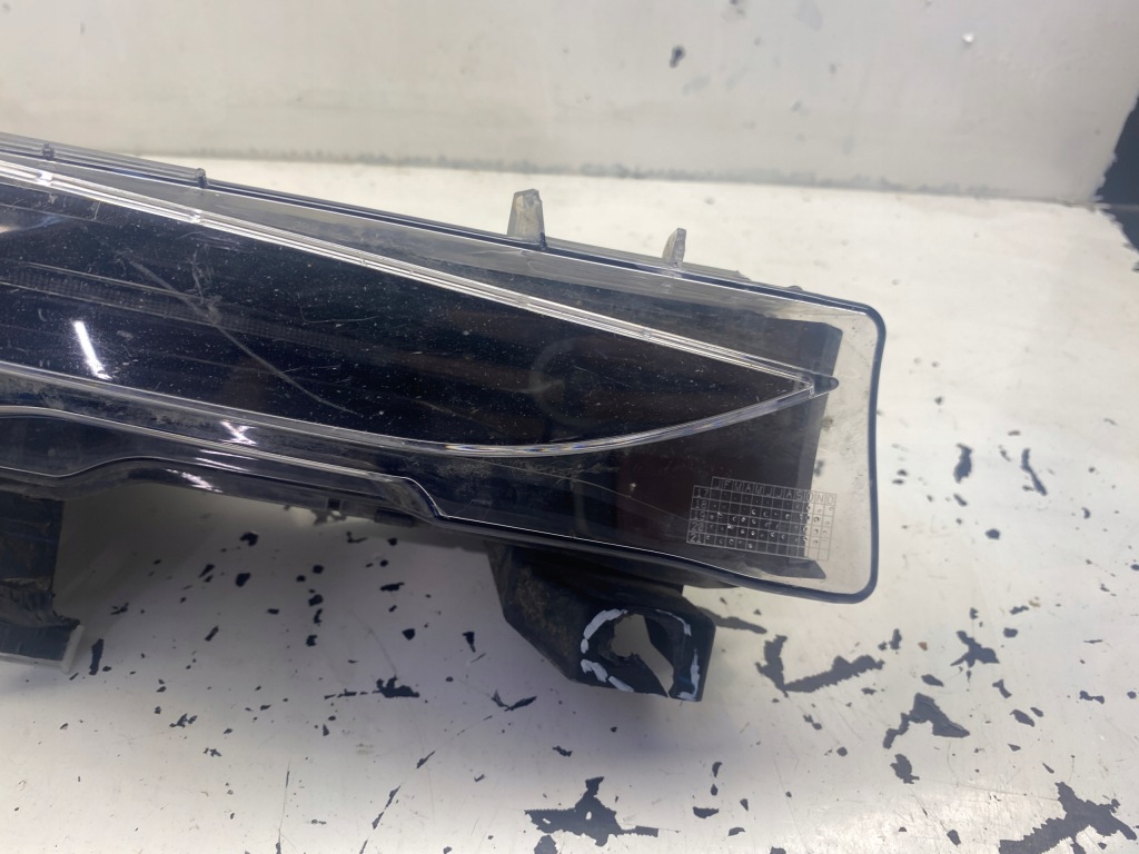 Tesla 3 противотуманная фара led правый 1077396-00-d Оригинал