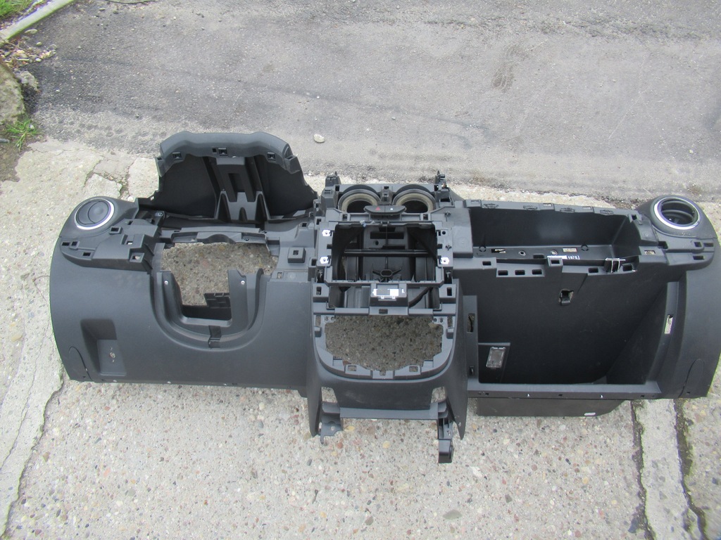 фото №1, Dacia duster i lift приборная панель консоль приборная панель 2015 r.