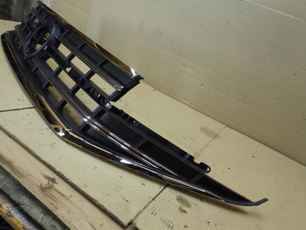 Vw touareg 3 760 рестайлінг  решітка радіатора решітка  760853651ae в Україні