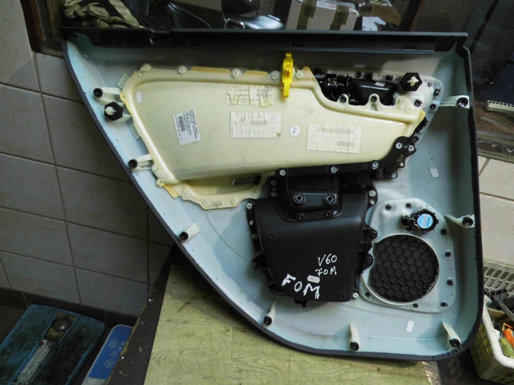 Купить Volvo v60 10-17 обшивка правый задняя кожа