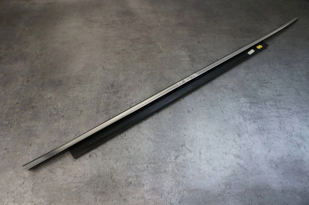 фото №1, Молдинг уплотнитель правый перед audi a5 8t lift 5d