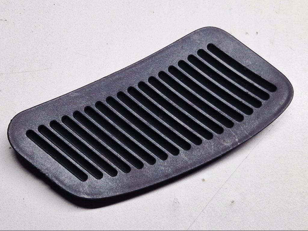 фото №1, Toyota yaris 2 ii решітка багажника заглушка 64746-0d030