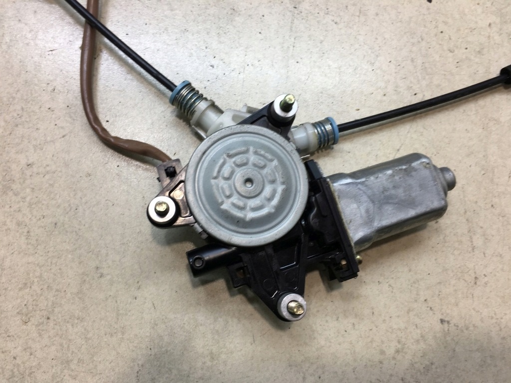 фото №14, Подъемник стекло правый перед space star