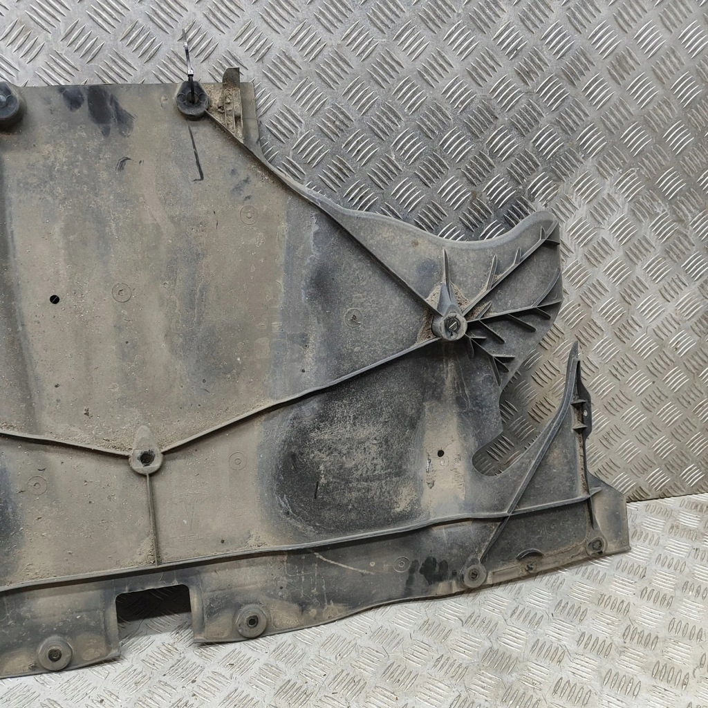 Tesla model 3 2023 накладка средняя подвеска Недорого