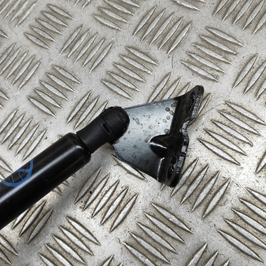 фото №6, Ford mustang mach-e 2023 правая сторона амортизатор крышки задний багажника