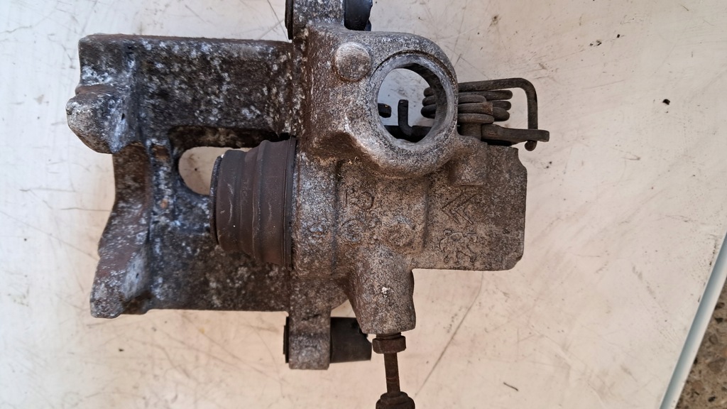 фото №12, Citroen c5 iii x7 задній супорт гальмівний правий лівий