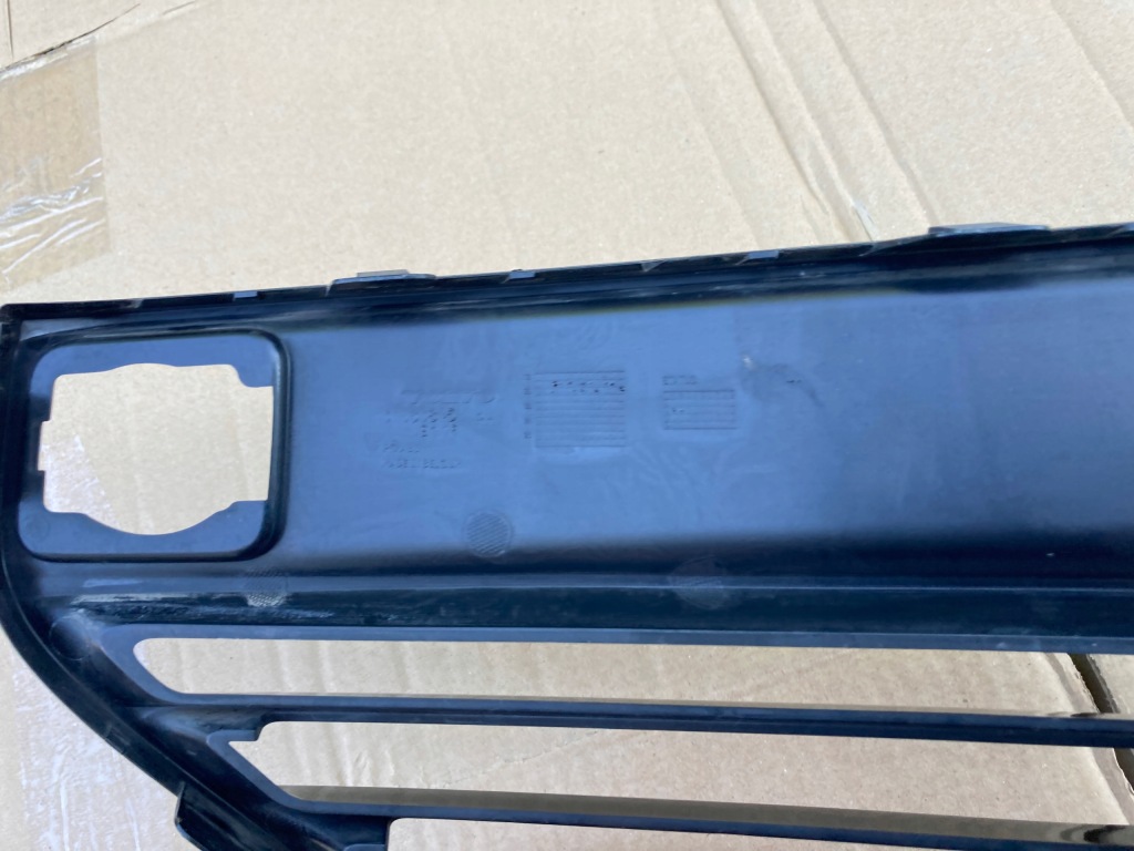 Volvo xc90 2 r design рестайлинг  решётка бампера правая orygi. Цена