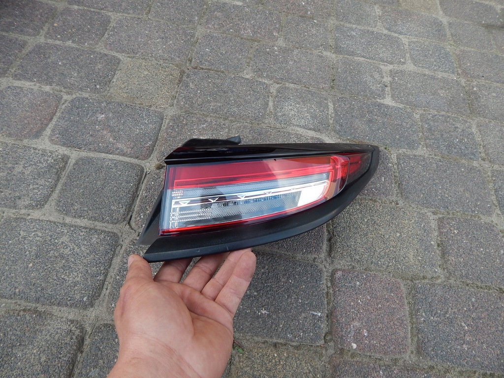 фото №1, Лампа права citroen ds3 crossback europa