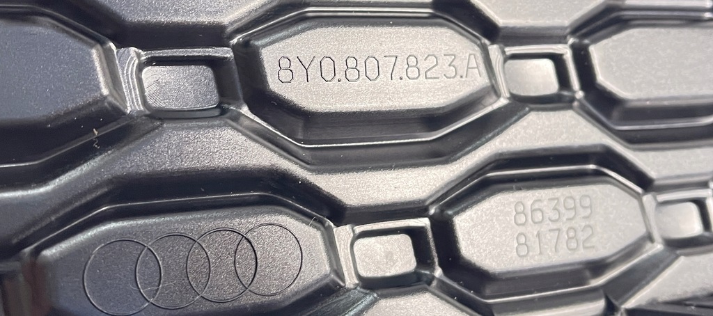 фото №13, Audi rs3 21- 8y средняя решётка бампера задняя