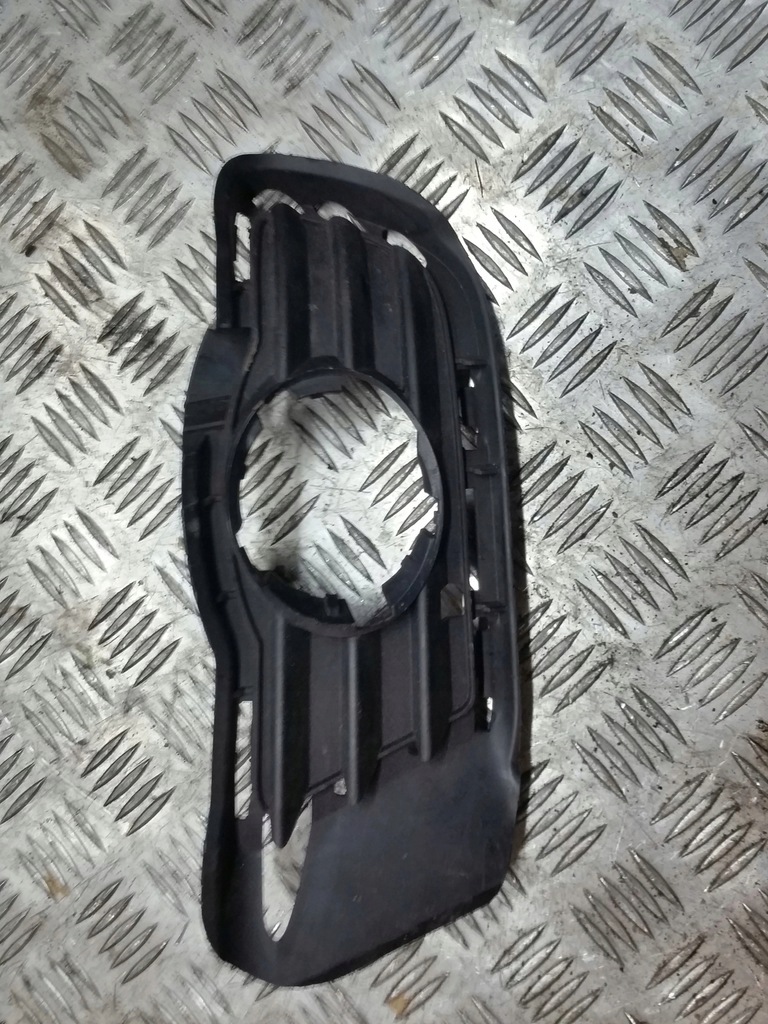 фото №1, Правая решётка na противотуманная фара mercedes w204