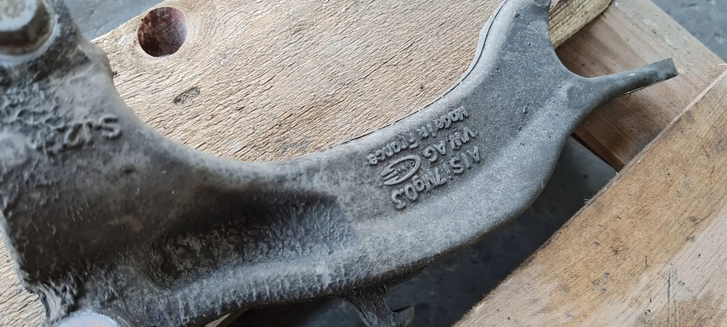 фото №10, A4 b9 8w вилка кронштейн амортизатора правый перед 8w0413038 a5 8w