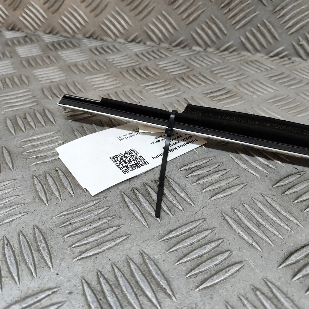 фото №6, Audi q4 sportback e-tron 2023 ліва сторона молдинг / прокладка скло двері