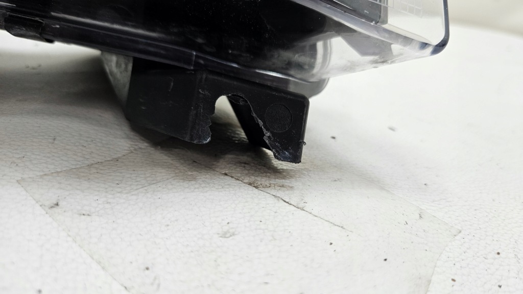 Протитуманна фара led правий tesla model 3 1077396-00-d Зі Шроту