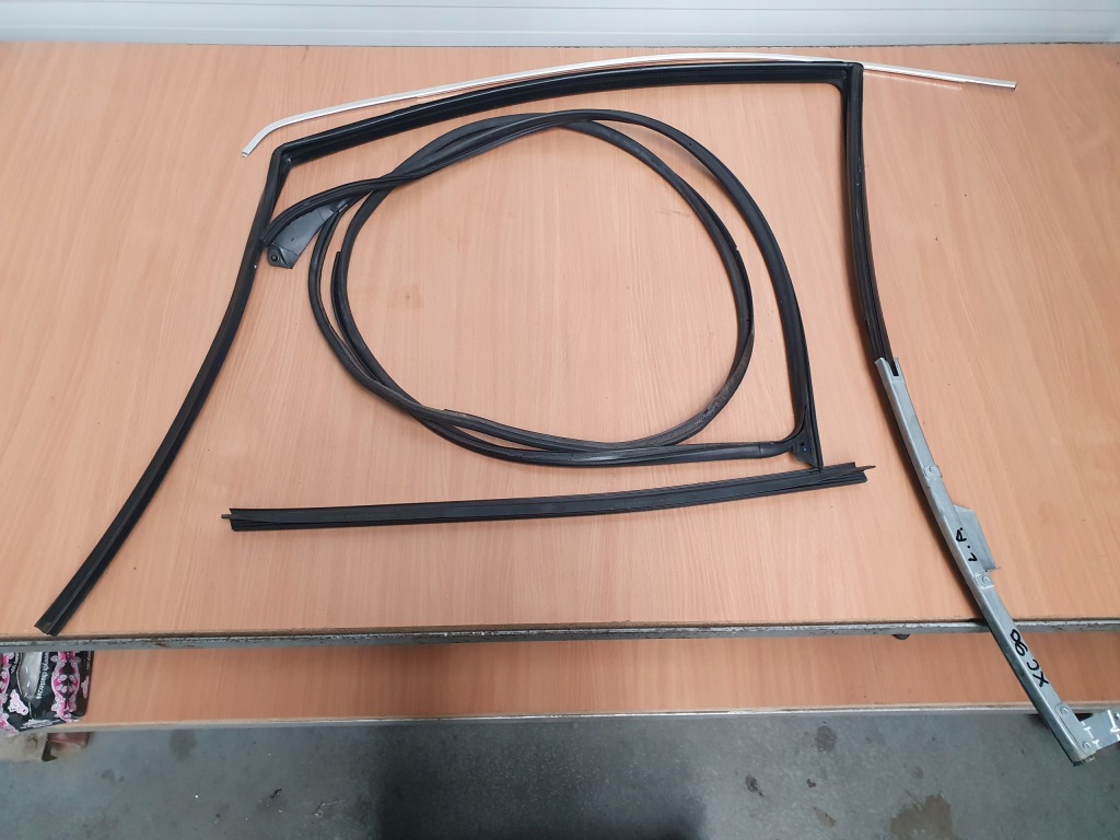 фото №1, Прокладка двері лівий перед volvo xc90 i lift 09r