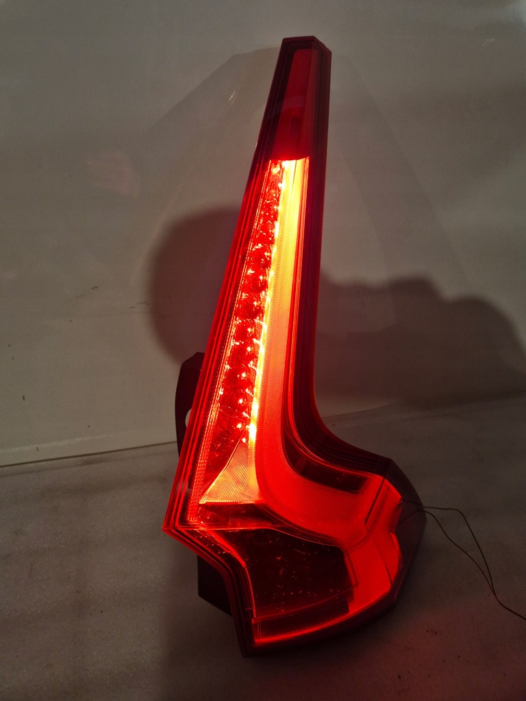 фото №1, Volvo v90 ii лампа led задняя правая сторона 32228833 v90 ii led