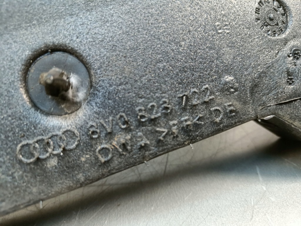 Шумоизоляция накладка крыла audi a3 8v правое правый 8v0823722 Киев