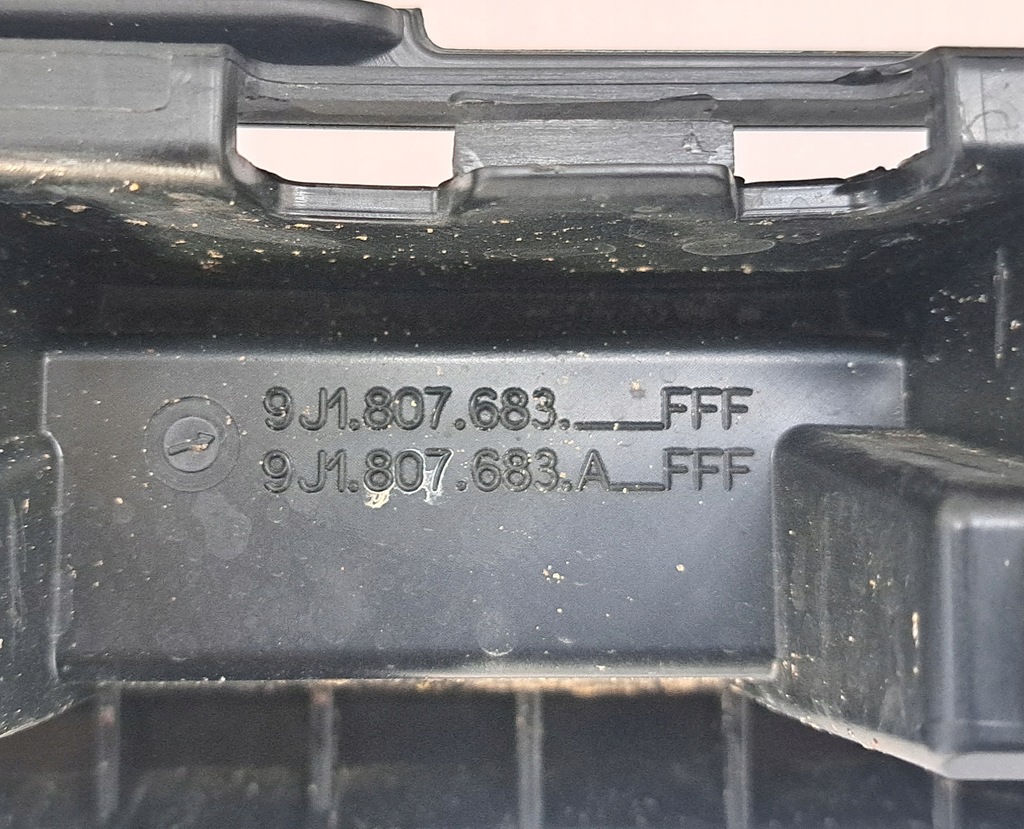 фото №12, Porsche taycan 9j1807683 решётка средняя бампера перед передняя