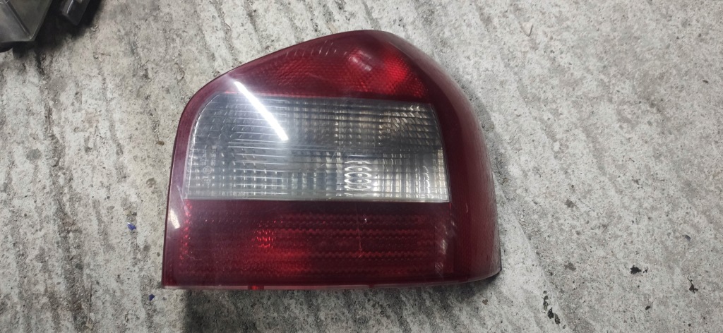 фото №1, Kl лампа правий задня audi a3 8l 96- 3 двері молдинг