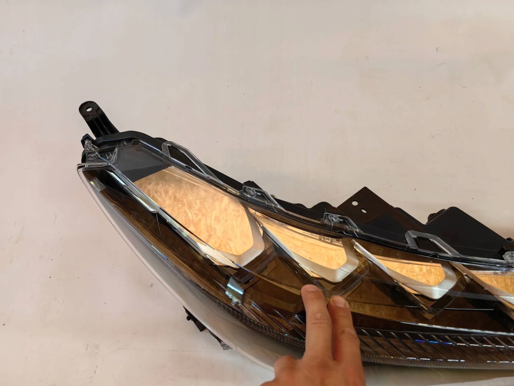 Купить Toyota corolla cross - фара full led правый  cała