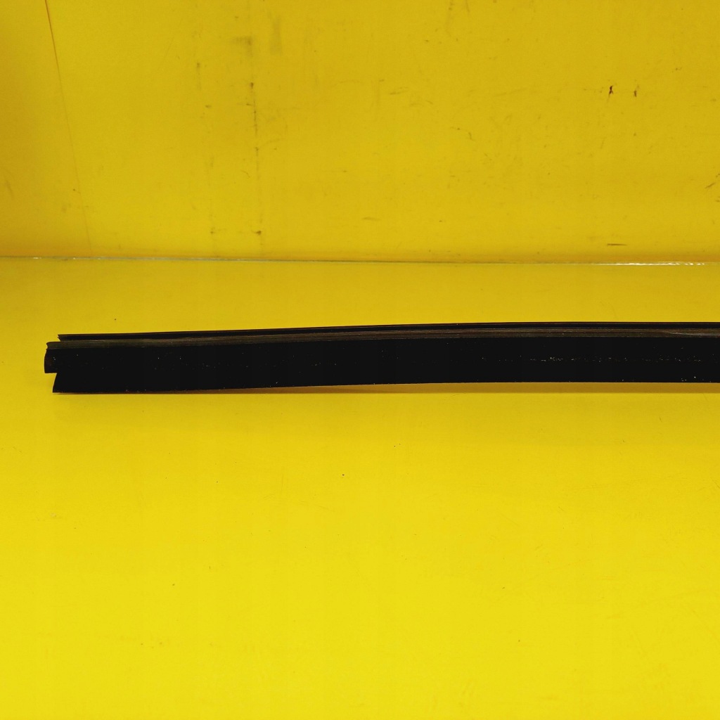 Молдинг ущільнювач правий перед opel zafira b 13132074 nr74 Зі Шроту