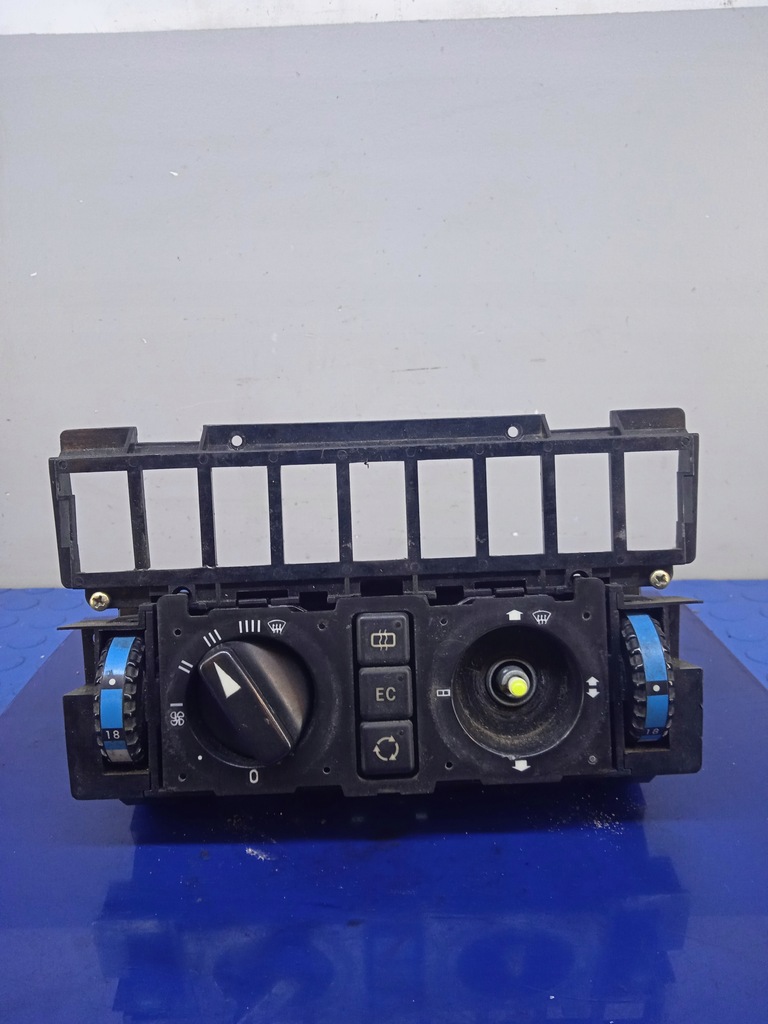 фото №1, Mercedes w124 панель обдув кондиционера 1248303885