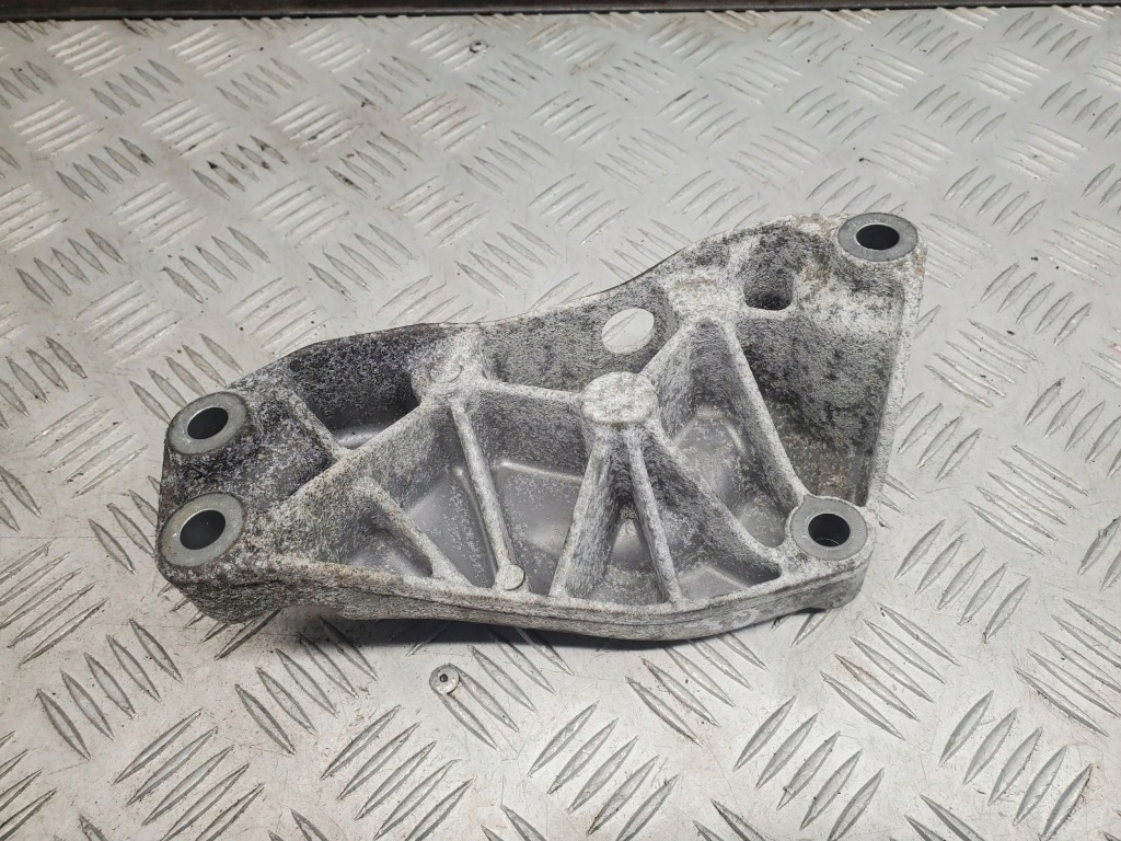 фото №4, Audi q3 8u 3c0199117j лапы, опоры