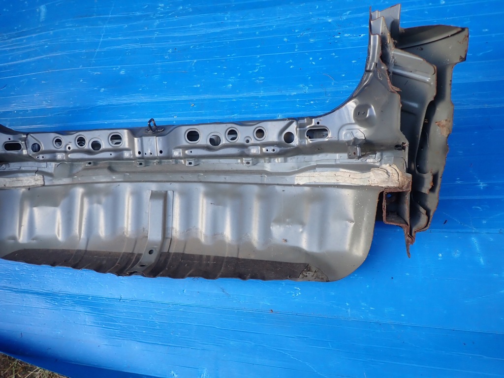 фото №8, Toyota avensis verso 01- pas задній