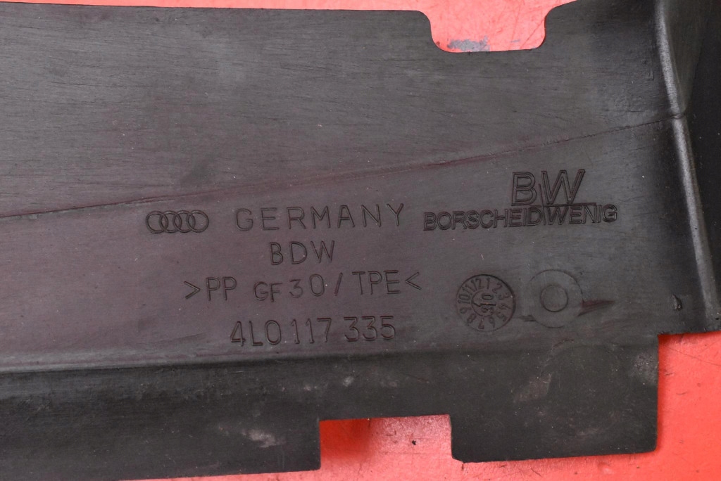 Впуск кермо  повітря ліва перед 4l0117335 audi q7 4l 4.2 tdi 326 km Недорого