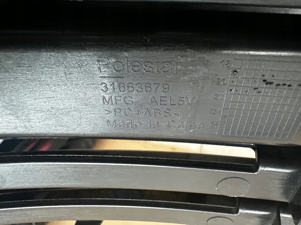 фото №7, Volvo polestar ii средняя решётка бампера 31663679