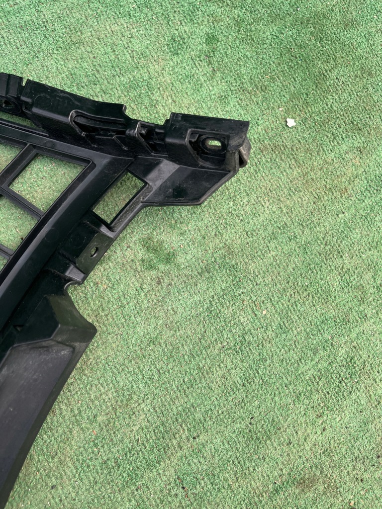 фото №10, Mercedes glb w247 2019- праве кронштейн передній бампера напрямна