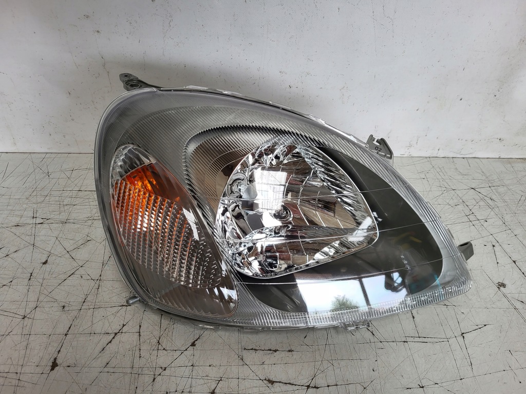 фото №1, Toyota yaris 99-05 правая лампа передняя перед