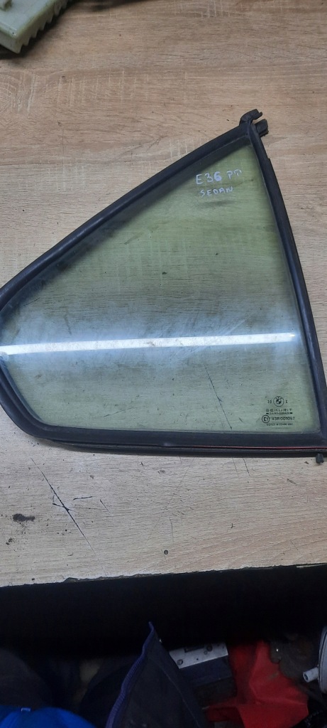 фото №1, Bmw e36 sedan скло права задня трикутник
