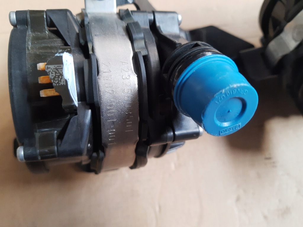 Mercedes gle w167 63 amg 6.3 2x насос помпа воды кронштейн Недорого