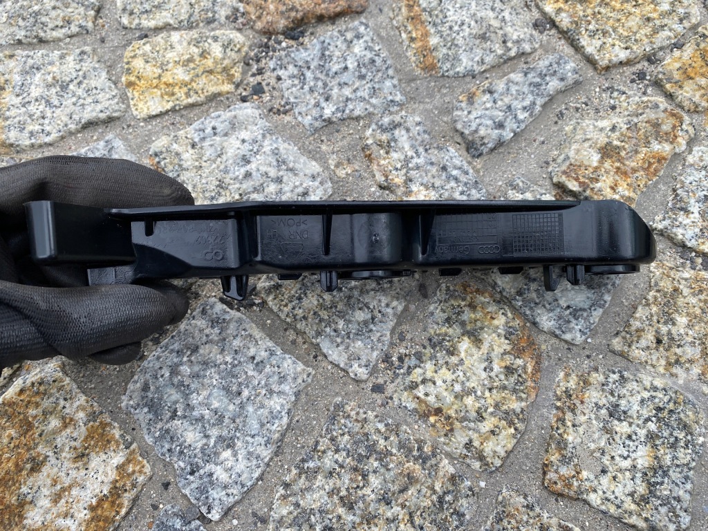 Audi e-tron 4ke напрямна бампера правий перед 4ke807284 оригінал новий в Україні