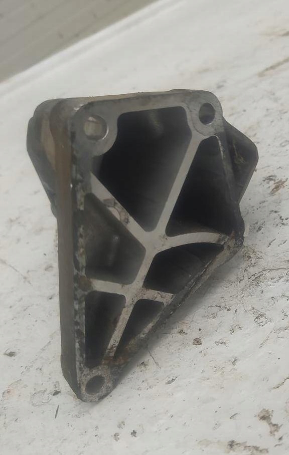 Кронштейн генератора mercedes w107 r107 w126 4.5 v8 в Украине