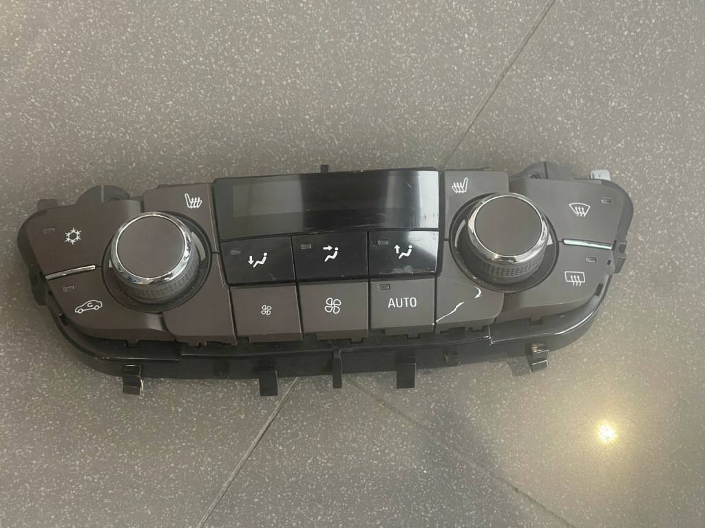 фото №1, Opel insignia a панель кондиционера 13277870 au