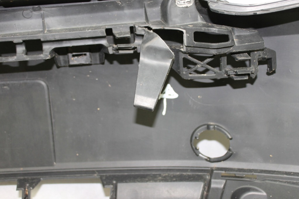 Бампер перед передний vw caddy рестайлинг  2k5 решётка с Разборки