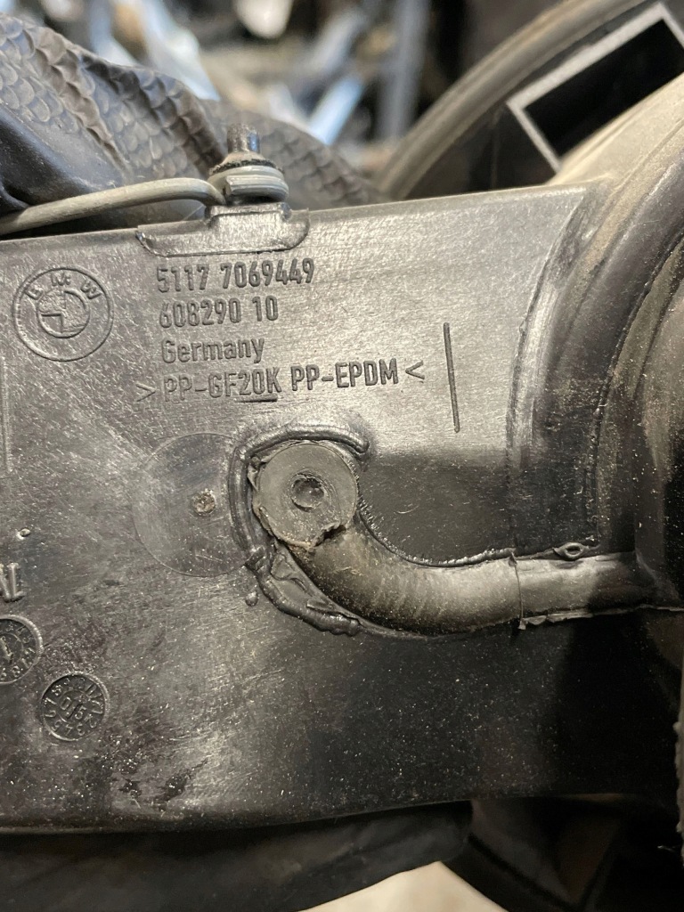 Замок кришка заливної пального bmw 1 e81 e87 7069449 Зі Шроту