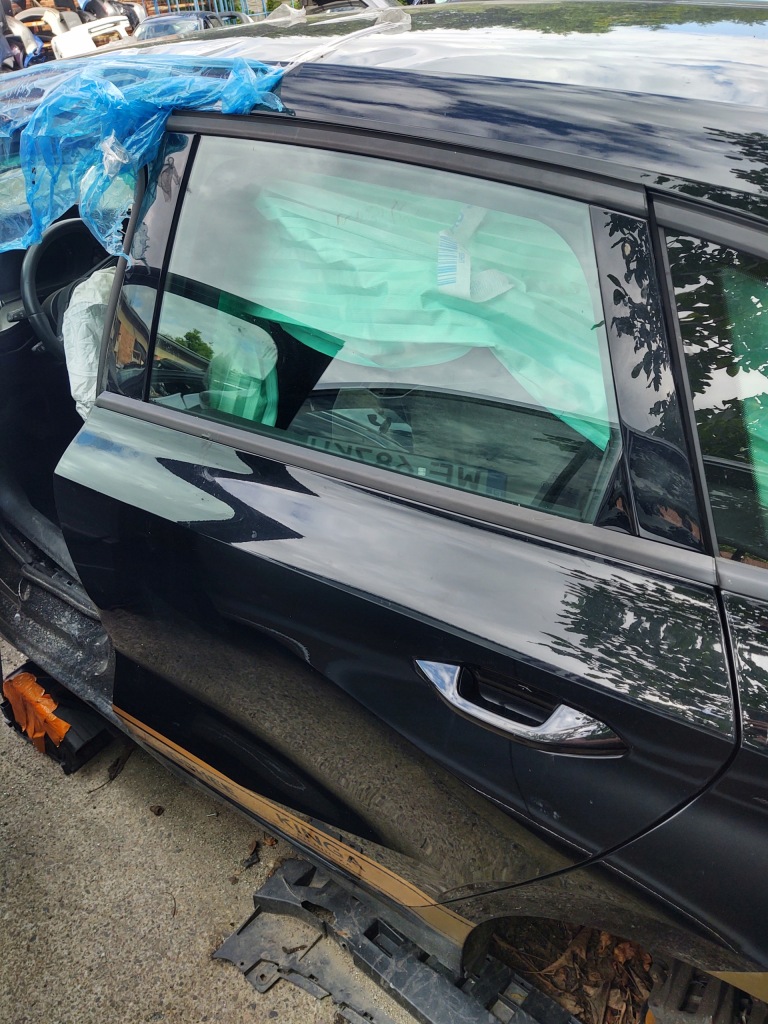 фото №1, Audi a3 8y дверь левый задняя код лакокрасочного покрытия ly9b