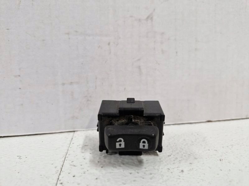 фото №1, Toyota matrix 2 ii e140 перемикач кнопка замка центрального правий перед