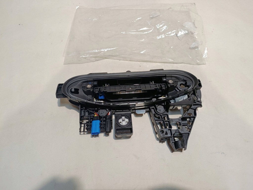 фото №1, Кронштейн ручка касета лівий перед bmw 4 g22 g23 5a68ef5
