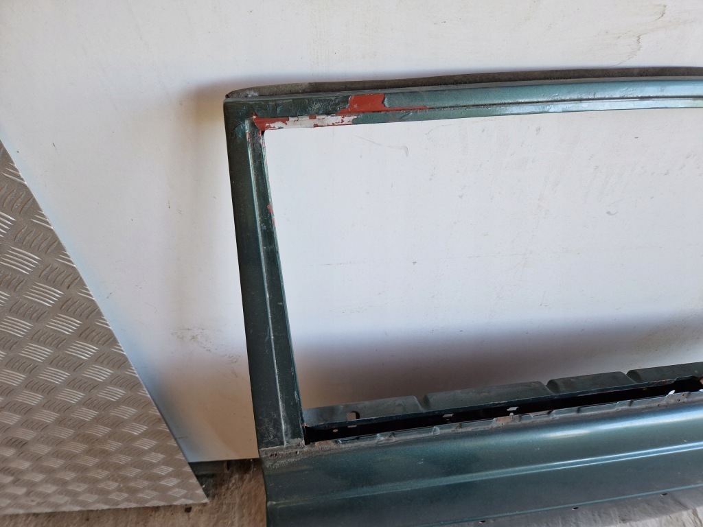 Дверь левый задний  mercedes w123 sedan с Разборки