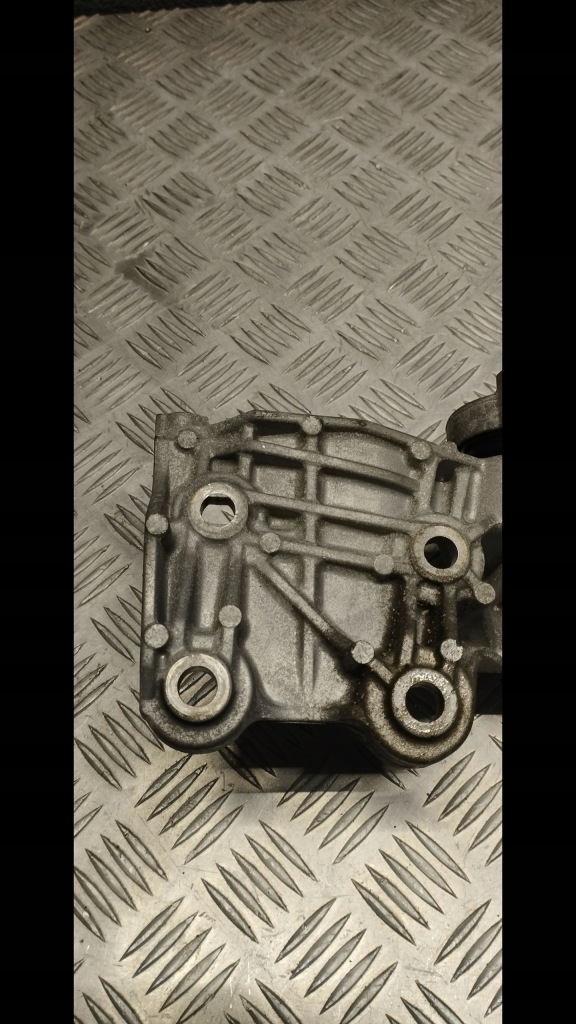 Mercedes w177 кронштейн генератора 117105989r Киев