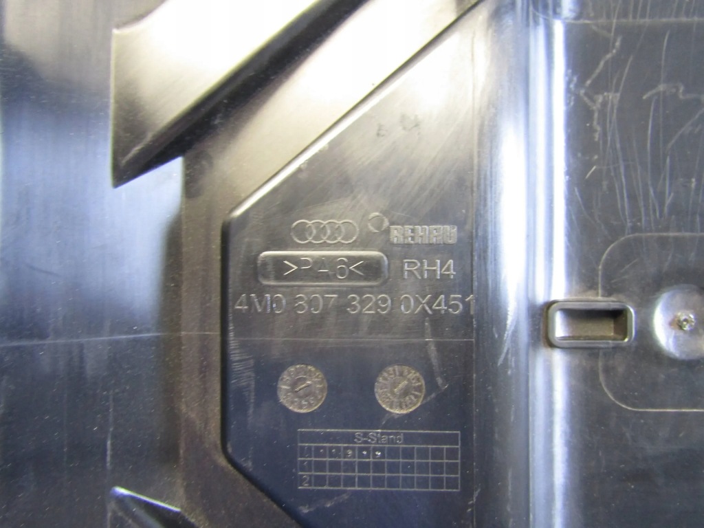 Audi q7 ii направляющая бампера средний задняя 4m0807329 Киев