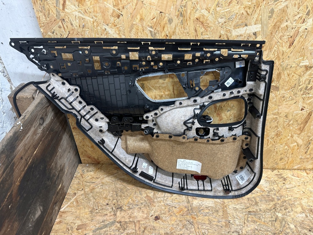 Mercedes e klasa w214 оббивка обшивка двері задніх правих в Україні